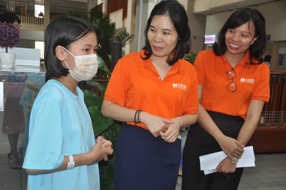 Bạn đọc Dân trí đưa cô gái suy thận vui mừng rời khỏi bệnh viện - 4 Bạn đọc Dân trí đưa cô gái suy thận vui mừng rời khỏi bệnh viện - 4