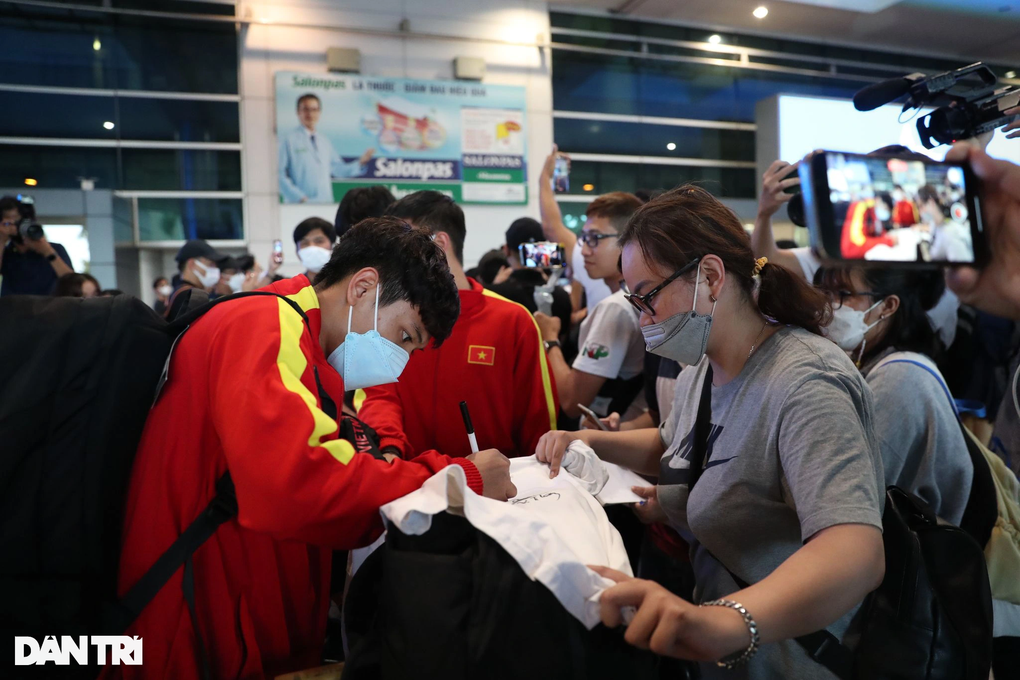 U23 Việt Nam về đến TPHCM sau hành trình tại giải U23 châu Á - 8 U23 Việt Nam về đến TPHCM sau hành trình tại giải U23 châu Á - 8