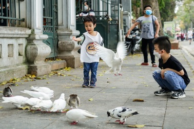 Phố đi bộ quanh hồ Gươm đông vui, thanh bình như chưa từng có dịch Covid-19