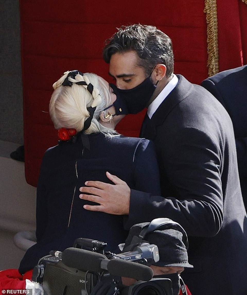 Lady Gaga tình tứ hôn bạn trai mới - 1 Lady Gaga tình tứ hôn bạn trai mới - 1