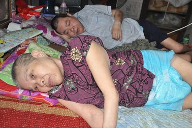 Lay lắt cảnh 2 ông bà cùng nằm liệt giường, sống trong đói khổ