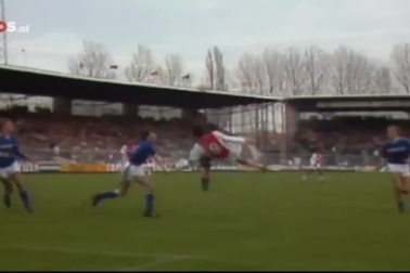 Siêu phẩm "xe đạp chổng ngược" của Marco van Basten cho Ajax Amsterdam