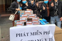 Khẩu trang y tế: Nơi bán đắt "cắt cổ", chỗ phát miễn phí cho người cần