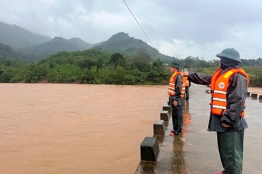 Vụ tài xế và ô tô tải bị lũ cuốn: Phát hiện khóa xe, quần nghi của nạn nhân