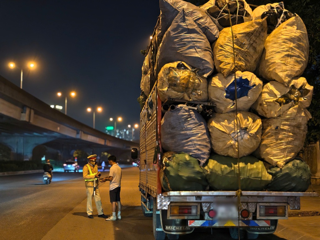 CSGT Hà Nội xuyên đêm xử lý xe tải che biển số - 1