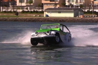 Xem ô tô lưỡng cư lướt sóng
