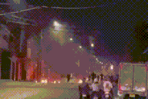 Lửa bốc cháy ở khu phố xảy ra hỗn chiến bằng "bom xăng"