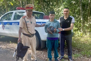 Đem tê tê đi bán, 3 nhân viên Vườn Quốc gia bị bắt