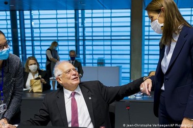 Hai ngoại trưởng EU đồng loạt mắc Covid-19 sau một cuộc họp