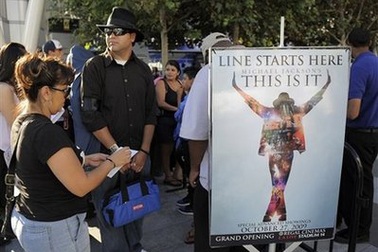 Fan chầu chực mua vé xem phim về Michael Jackson