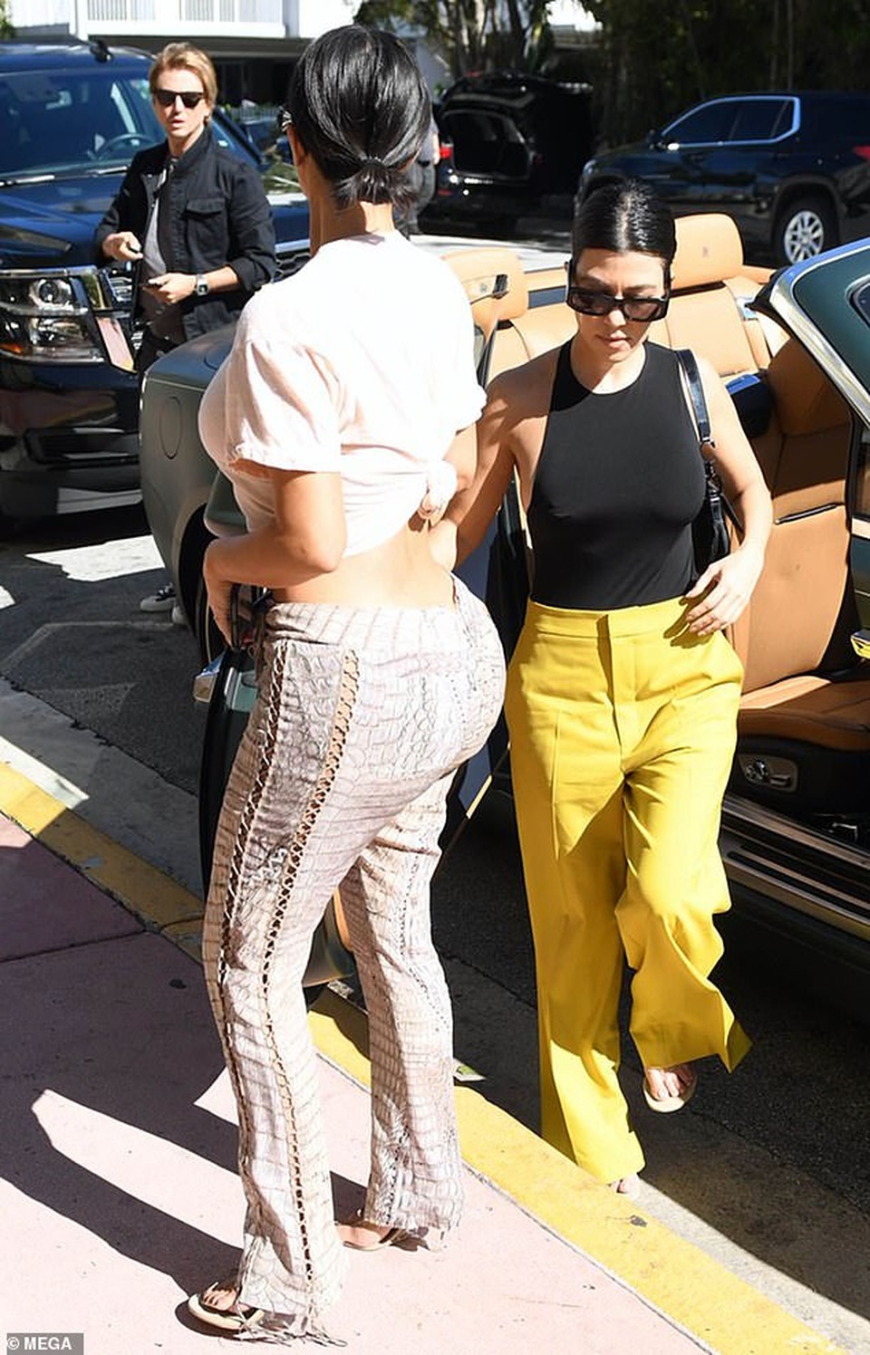 Kim Kardashian khoe thân hình đồng hồ cát trên phố - 5 Kim Kardashian khoe thân hình đồng hồ cát trên phố - 5