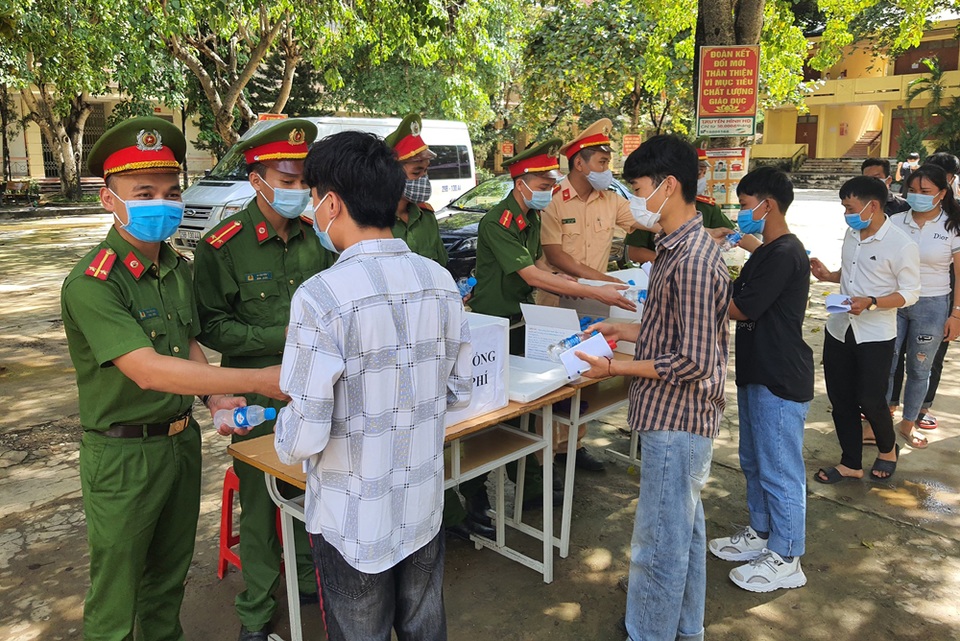 Thanh niên tình nguyện chăm lo thí sinh rẻo cao “no bụng thi tốt - 4 Thanh niên tình nguyện chăm lo thí sinh rẻo cao “no bụng thi tốt - 4