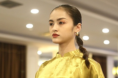 Hoa khôi Ngoại thương đầy thần thái trong show diễn thời trang cấp trường