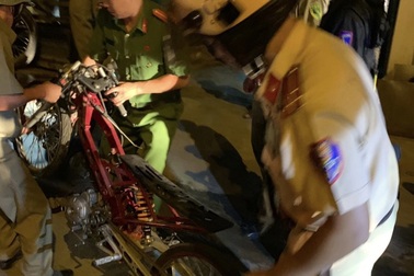 Cảnh sát tạm giữ nhiều xe “quái dị” khi đột kích bất ngờ một tiệm sửa xe