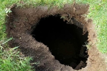 Hố đen bí ẩn đột ngột xuất hiện giữa vườn