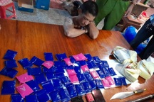 Người phụ nữ bị bắt cùng 20.000 viên ma túy khi vừa bước xuống xe