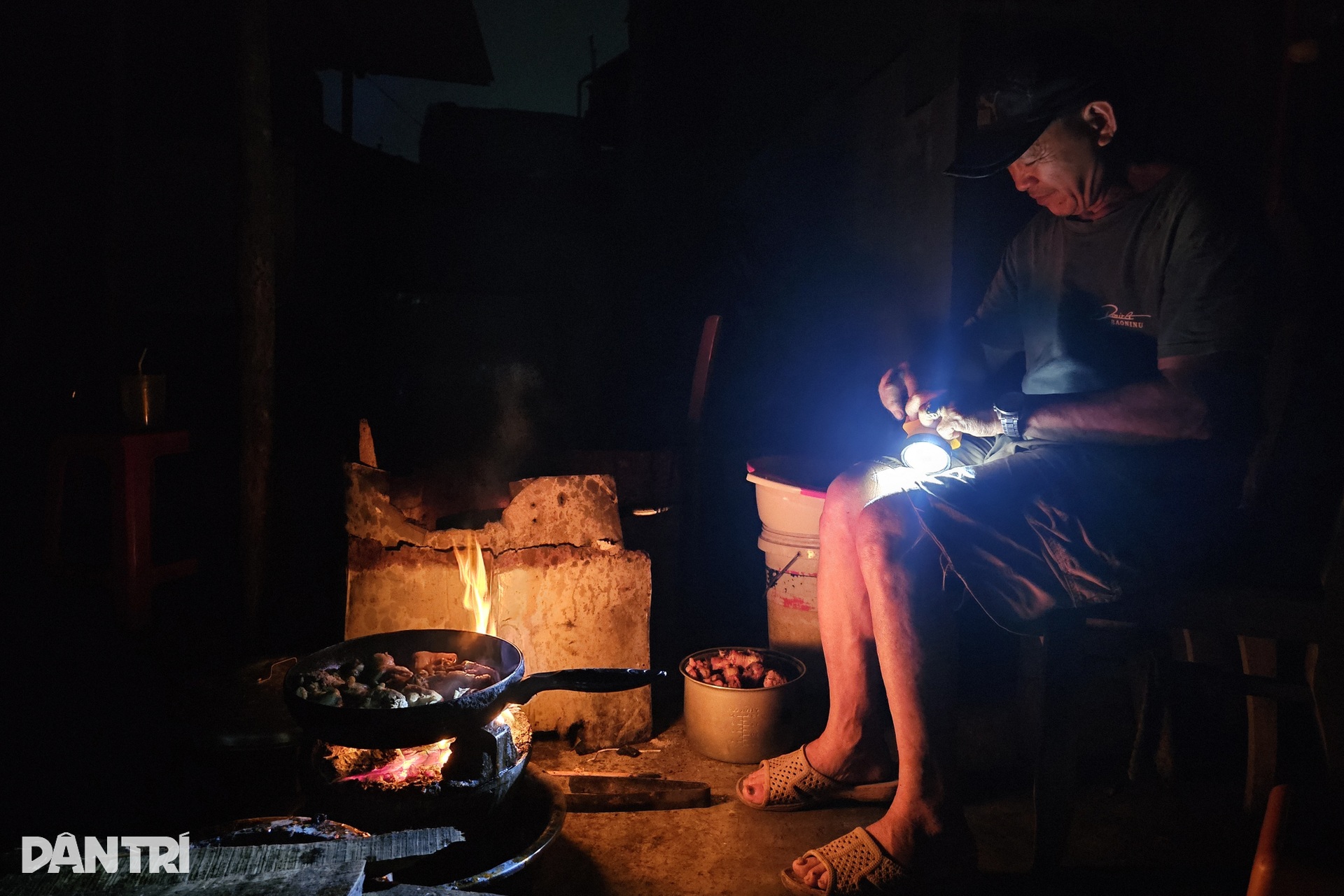 Nhiều nơi chìm trong bóng đêm, những gương mặt thất thần bên ánh đèn le lói - 2 Nhiều nơi chìm trong bóng đêm, những gương mặt thất thần bên ánh đèn le lói - 2