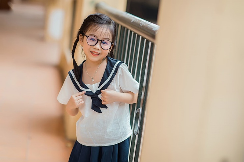 Bé gái 6 tuổi nhí nhảnh, dễ thương với bộ ảnh đồng phục học sinh - 1 Bé gái 6 tuổi nhí nhảnh, dễ thương với bộ ảnh đồng phục học sinh - 1