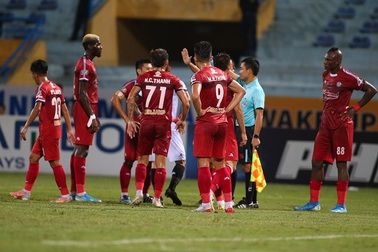 Cầu thủ TP HCM suýt bỏ trận đấu để phản đối trọng tài