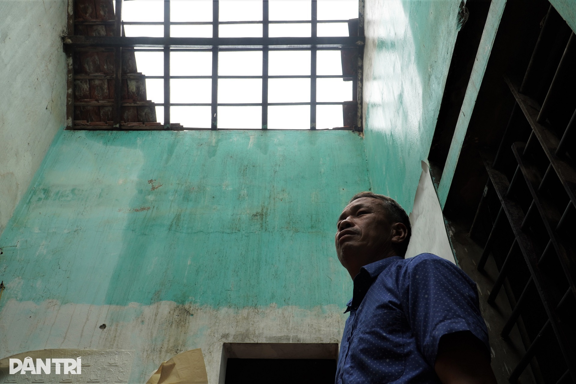 Nhà vừa khắc phục xong lại bị bão Bualoi tàn phá, người dân bật khóc nức nở - 2