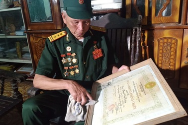 Gặp người chạy xe 10 vạn km đường Trường Sơn chở pháo phục vụ chiến đấu