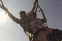 Dù lượn bất ngờ đứt dây, du khách lao thẳng xuống biển