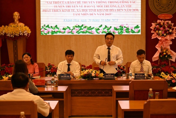 Các đồng chí chủ trì tại hội thảo