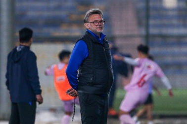 HLV Troussier lên dây cót tinh thần tuyển Việt Nam trước trận gặp Indonesia