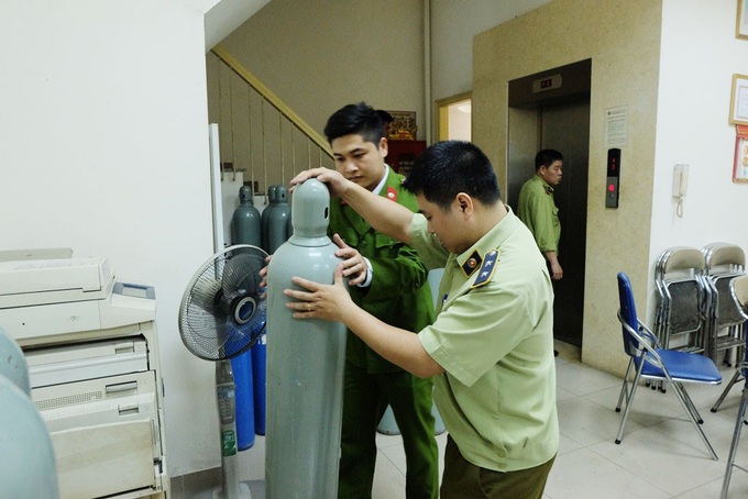 Quán cafe có khách tử vong nghi do hít bóng cười từng bị quản lý thị trường xử phạt - Ảnh 2. Quán cafe có khách tử vong nghi do hít bóng cười từng bị quản lý thị trường xử phạt - Ảnh 2.