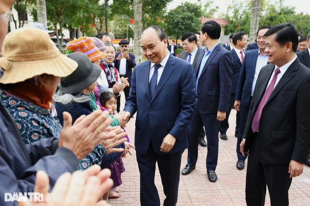 Chủ tịch nước Nguyễn Xuân Phúc dâng hương tưởng niệm nữ sĩ Hồ Xuân Hương - 1 Chủ tịch nước Nguyễn Xuân Phúc dâng hương tưởng niệm nữ sĩ Hồ Xuân Hương - 1