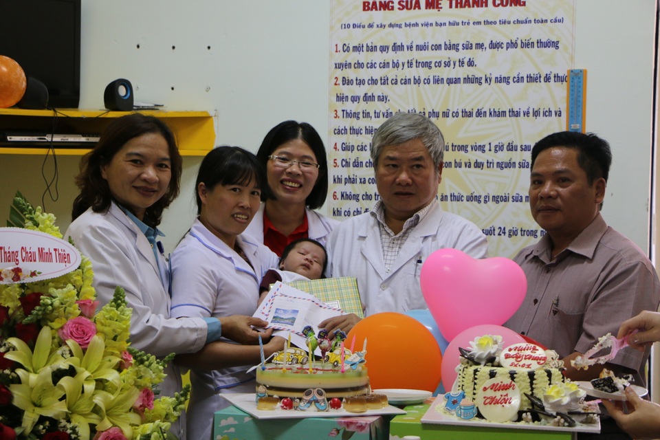 Lễ đầy tháng đặc biệt tại bệnh viện của bé trai bị mẹ bỏ rơi - 1 Lễ đầy tháng đặc biệt tại bệnh viện của bé trai bị mẹ bỏ rơi - 1