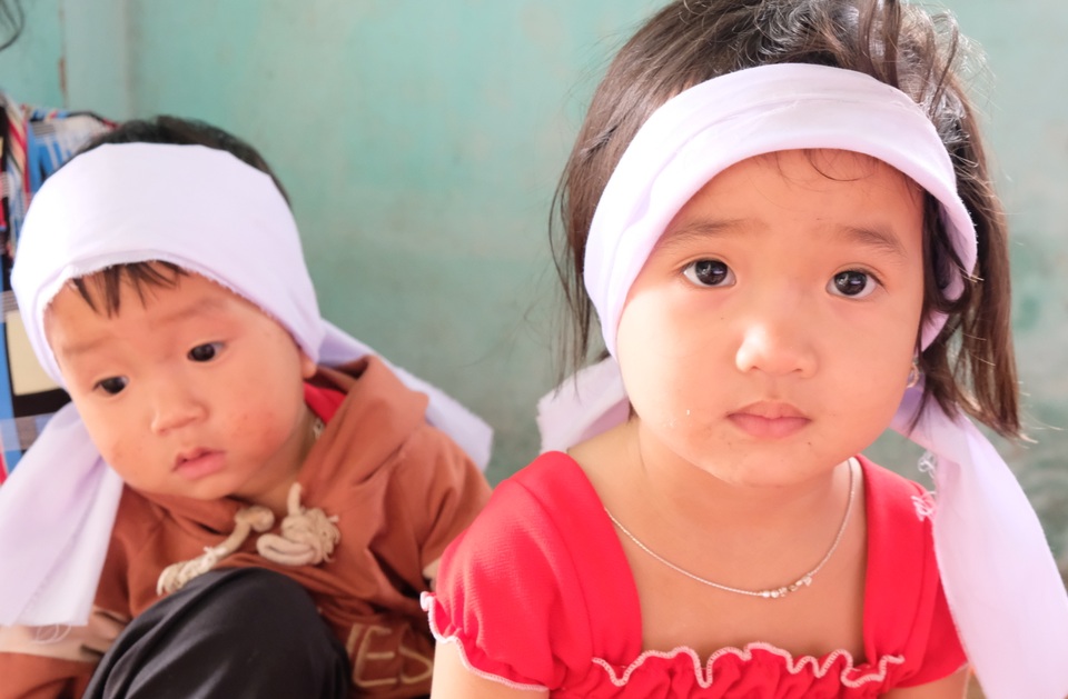 Thương hai đứa trẻ đến nao lòng trong vụ tai nạn mất đi người cha - 3 Thương hai đứa trẻ đến nao lòng trong vụ tai nạn mất đi người cha - 3
