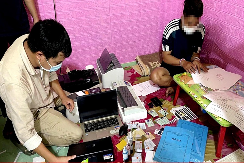 Phát hiện đường dây mua bán giấy tờ giả quy mô lớn, qua Zalo, Facebook - 2 Phát hiện đường dây mua bán giấy tờ giả quy mô lớn, qua Zalo, Facebook - 2