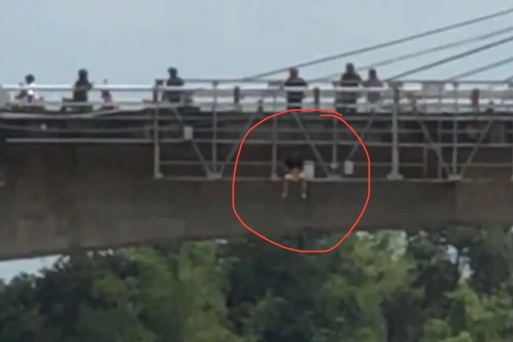 Buồn chuyện tình cảm, người đàn ông ôm theo con chó định nhảy cầu tự tử - 1