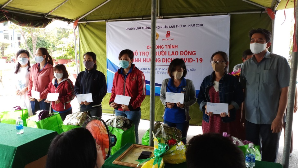 LĐLĐ TPHCM: Dựng cây ATM gạo hỗ trợ công nhân gặp khó vì dịch Covid-19 - 3 LĐLĐ TPHCM: Dựng cây ATM gạo hỗ trợ công nhân gặp khó vì dịch Covid-19 - 3