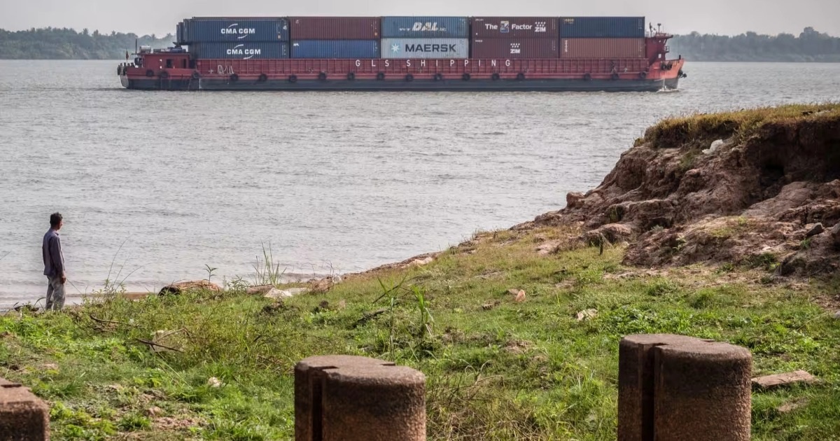 Một con tàu vận chuyển container xuôi dòng sông Mekong (Ảnh: Nikkei).