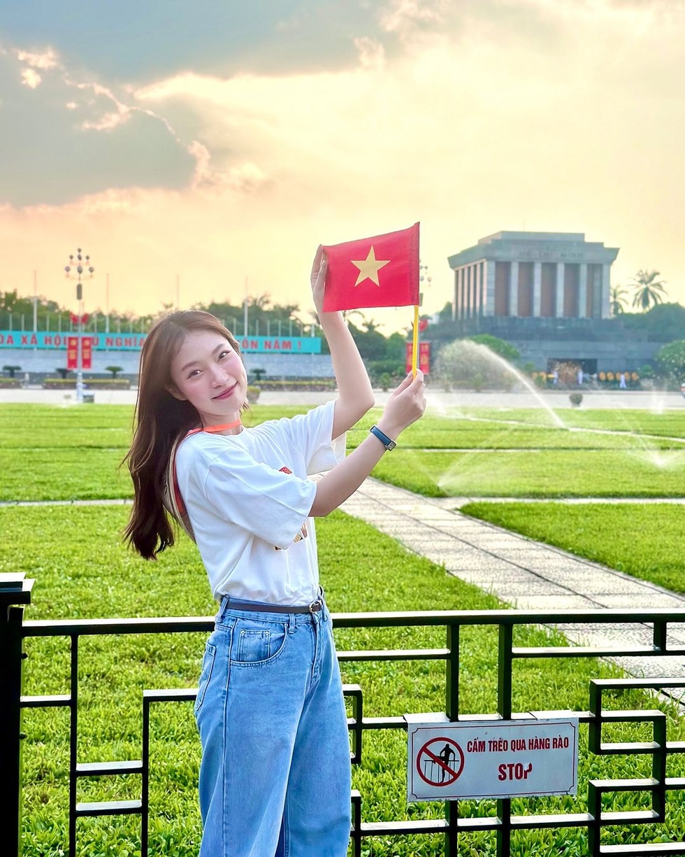 Hot girl 7 thứ tiếng - MC Khánh Vy: Bố mẹ luôn kéo chân tôi xuống mặt đất - 6 Hot girl 7 thứ tiếng - MC Khánh Vy: Bố mẹ luôn kéo chân tôi xuống mặt đất - 6