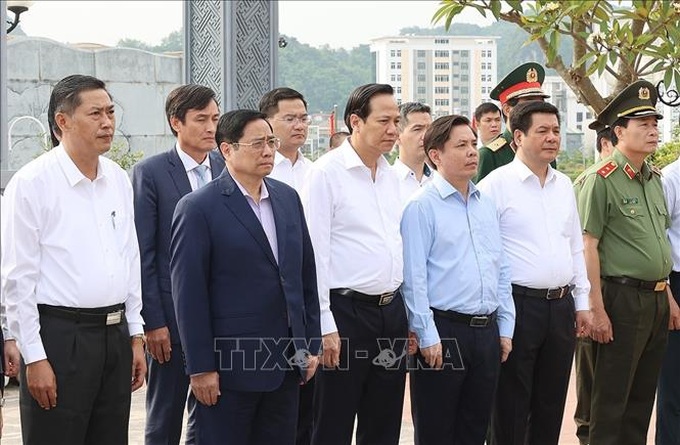 Thủ tướng Phạm Minh Chính và đoàn công tác đến dâng hương tưởng nhớ Chủ tịch Hồ Chí Minh tại thành phố Sơn La.