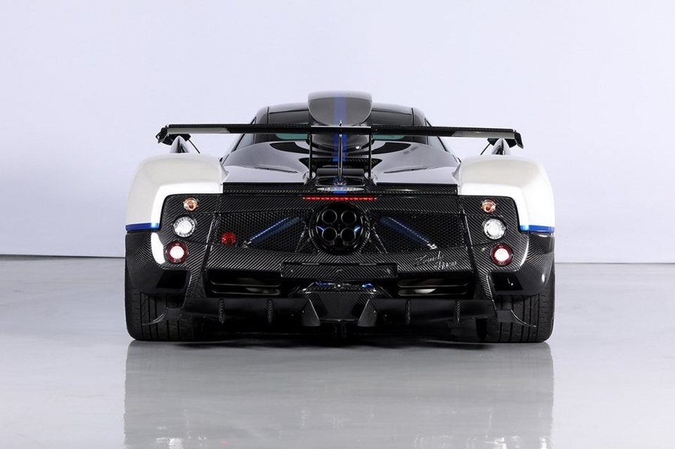 Cận cảnh siêu xe Pagani Zonda Riviera độc nhất giá 5,5 triệu USD - 5 Cận cảnh siêu xe Pagani Zonda Riviera độc nhất giá 5,5 triệu USD - 5