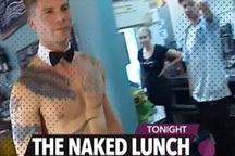 Phóng viên đỏ mặt vì lộ cảnh khỏa thân trong bản tin trực tiếp