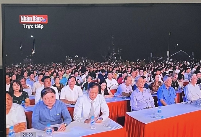 Lãnh đạo Đảng, Nhà nước cùng các nhân chứng lịch sử, cựu TNXP, các lực lượng từng tham gia chiến đấu, phục vụ chiến đấu tại Ngã ba Đồng Lộc cùng đông đảo bà con nhân dân tỉnh Hà Tĩnh tham dự chương trình.
