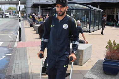 Chấn thương nặng, "bom tấn" Man City chống nạng rời khỏi Mỹ