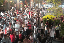 Người dân TPHCM nườm nượp đi chùa lễ Phật sau khi đón giao thừa