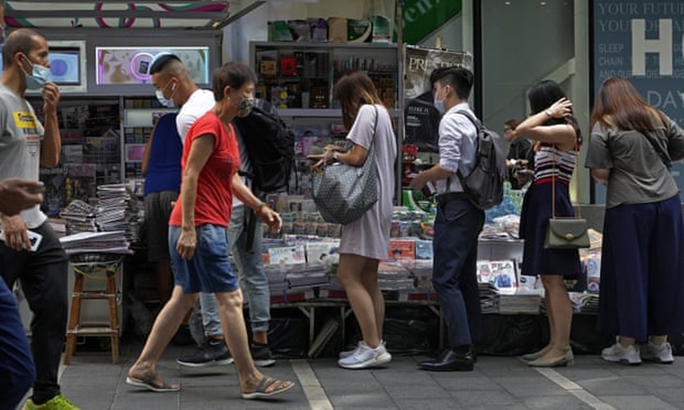 Tổng biên tập bị bắt, dân Hong Kong đổ xô xếp hàng mua báo - 2 Tổng biên tập bị bắt, dân Hong Kong đổ xô xếp hàng mua báo - 2