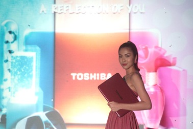 Toshiba trình làng dòng laptop Satellite 800 tại Việt Nam