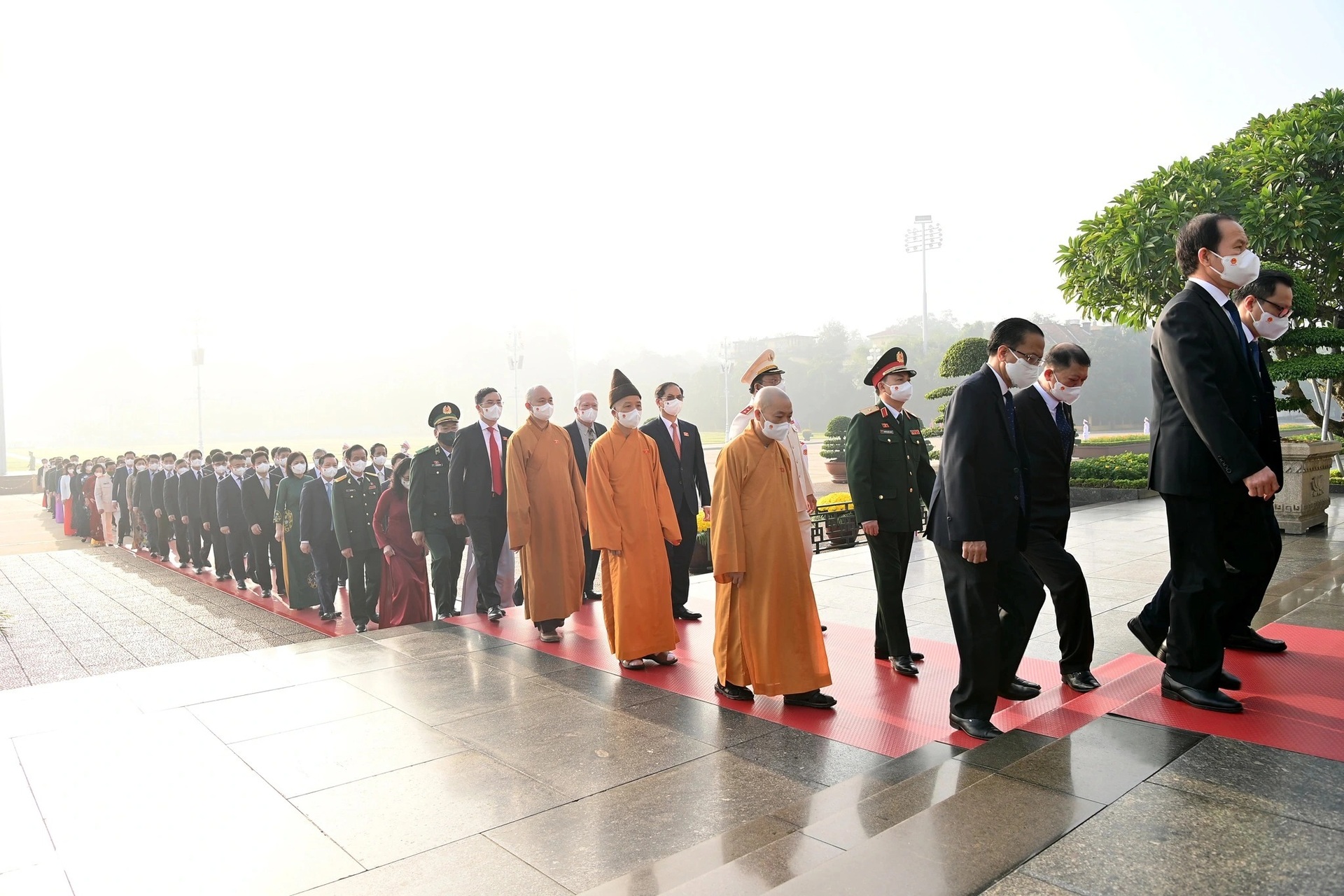 Đoàn đại biểu Quốc hội dự kỳ họp thứ 2 vào Lăng viếng Chủ tịch Hồ Chí Minh - 6 Đoàn đại biểu Quốc hội dự kỳ họp thứ 2 vào Lăng viếng Chủ tịch Hồ Chí Minh - 6