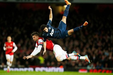 Rafael tiếp đất bằng cổ khi tranh bóng trên không