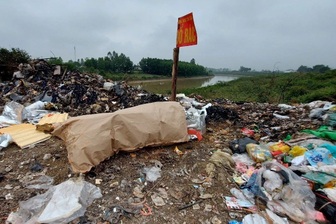 Người phụ nữ nằm bất động cạnh bãi rác sau tiếng nổ lớn