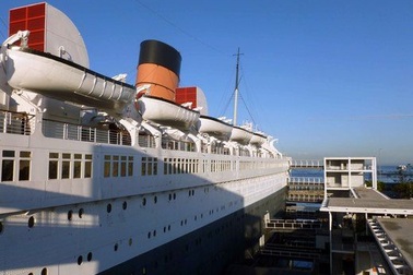 Du khách tò mò thám hiểm con tàu lịch sử "Bóng ma nữ hoàng Mary"