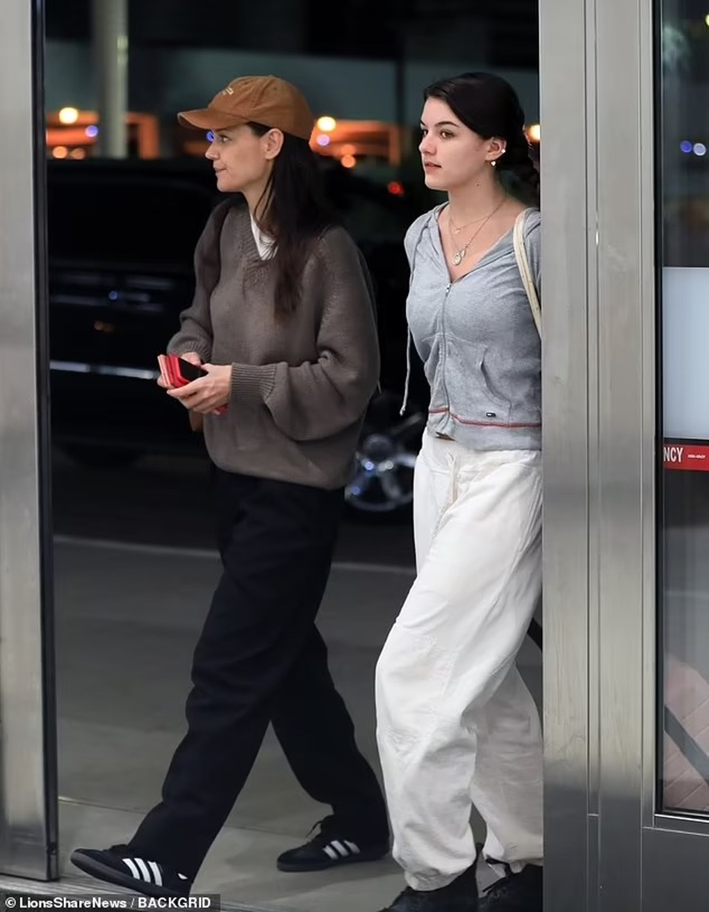 At 17 years old, Suri Cruise is almost as tall as her mother, casual but attractive style - 2
